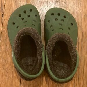 Crocs little kids (boys) size 8-9 green with fur